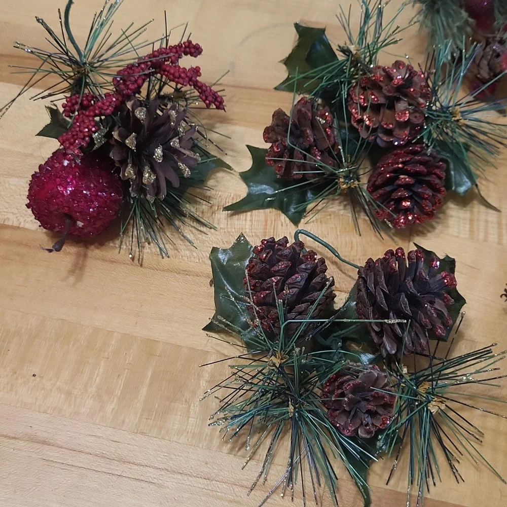 Christmas Decorations Small Individual Wreaths w Pinecones & Glitter